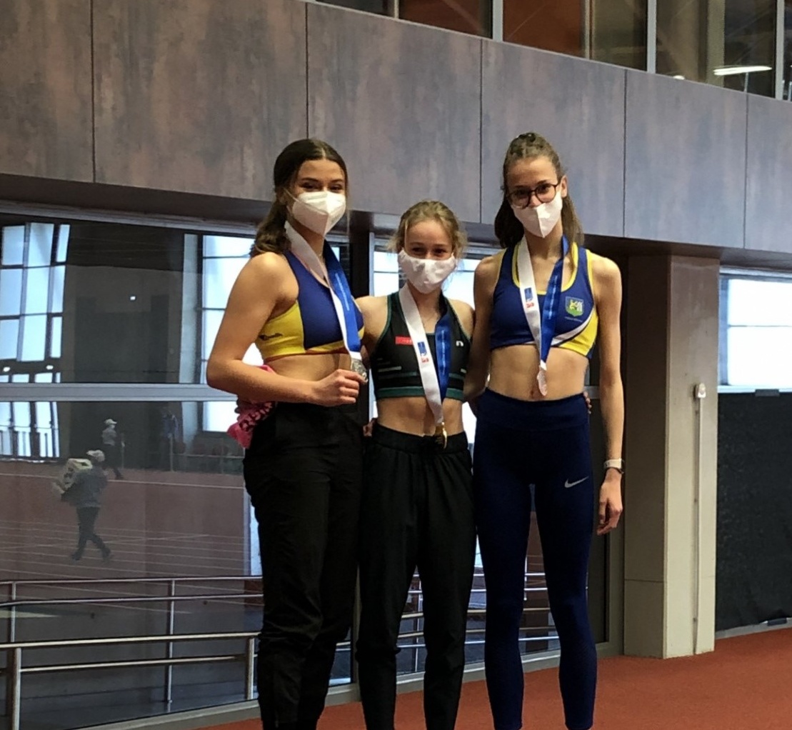 Leona Mihalíková při vyhlášení běhu na 800m (MČR dorostu a juniorů v hale - Ostrava 2021).