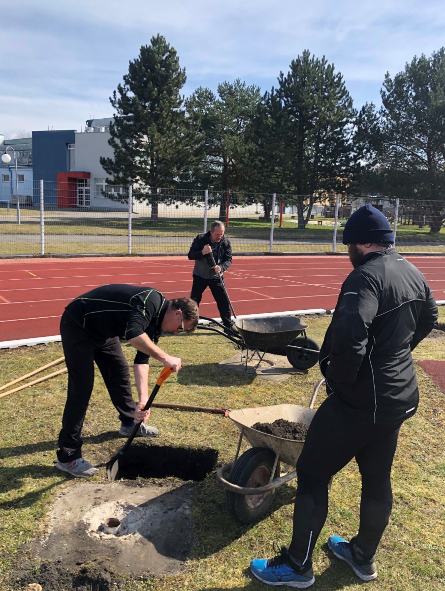 Zbyněk Herman, Bořivoj Lánský a Jaromír Hloch při hloubení základů pro novou diskařskou klec.