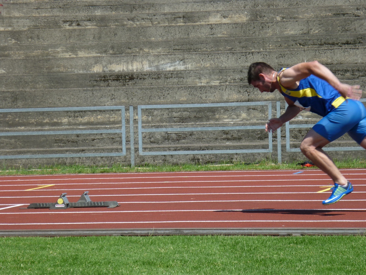 Tomáš Vymyslický alias Dwain Hammer Chambers při startu na 200m na lize v Třinci.