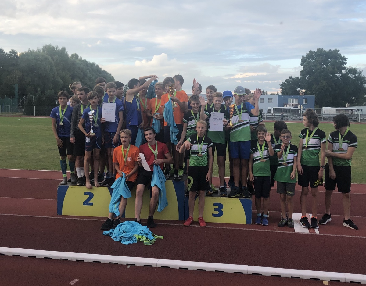 Družstvo mladších žáků po vítězství v Přeboru JMK.