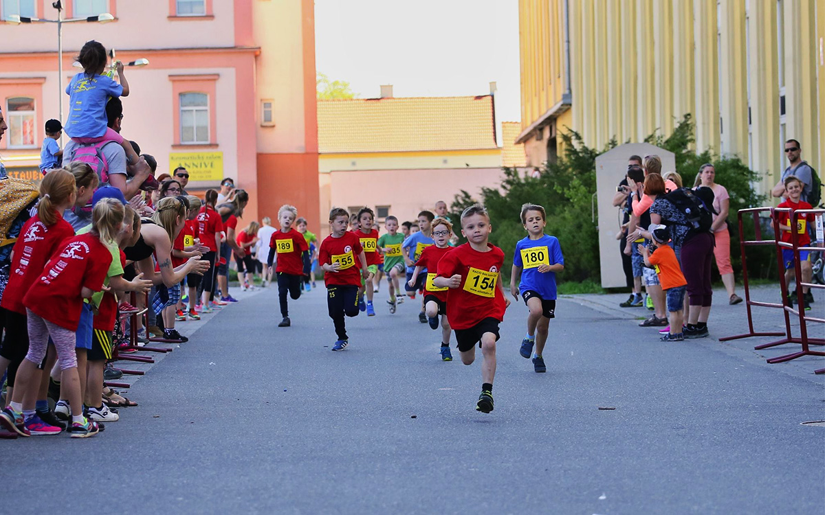 Závod mladších chlapců na 200 m, v čele s číslem 154 Sebastian Tručka (RACIO Běh kolem Dyje, 21. 4. 2018).