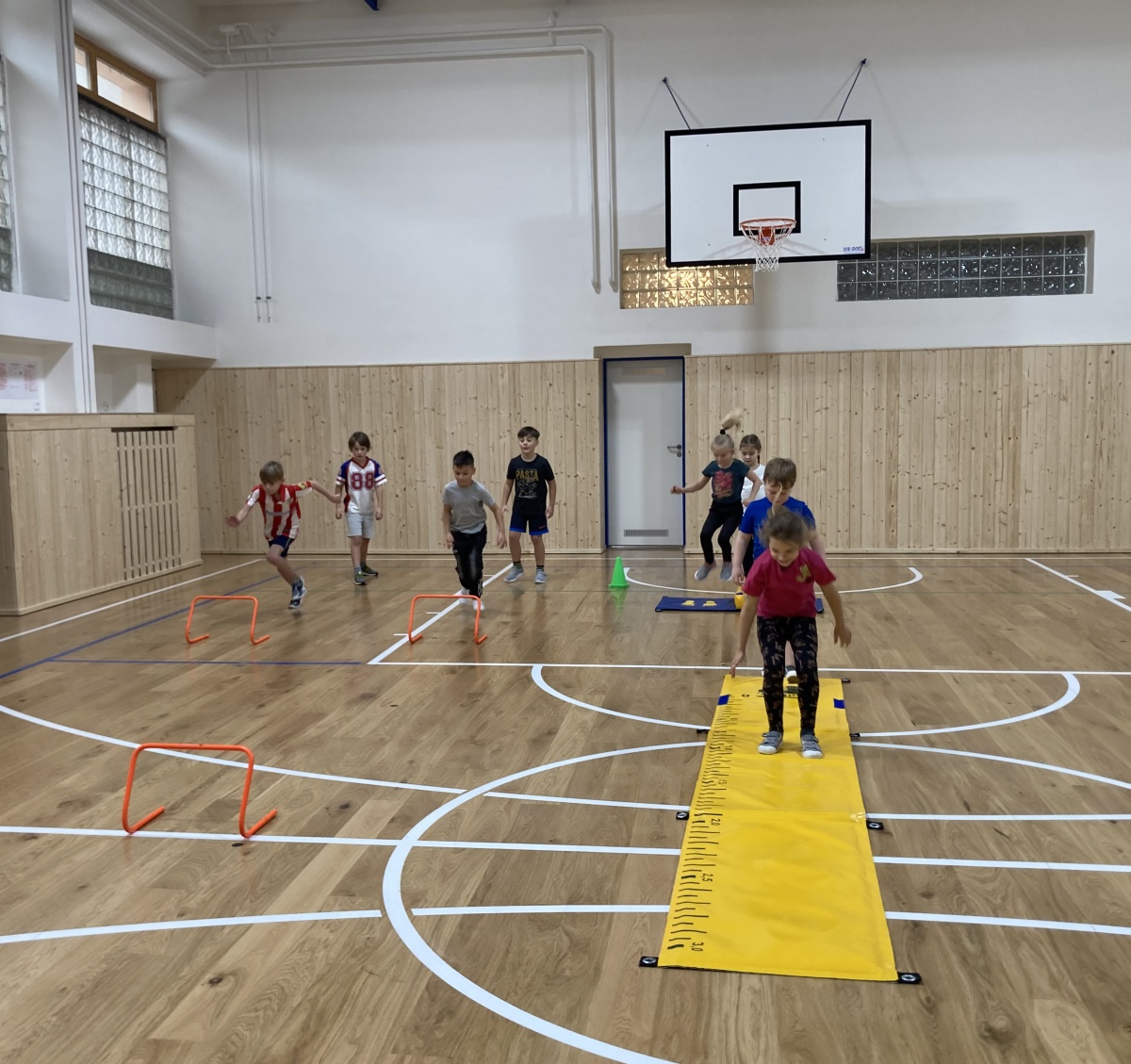 Naše trenérka Klára se zapojila do projektu Česká atletika ,,Atletika hravě ve škole,, a v průběhu minulého pondělka a pátku děti z 1.A, 2.A, 2.B vyzkoušeli atletické tréninky v hodinách TV.