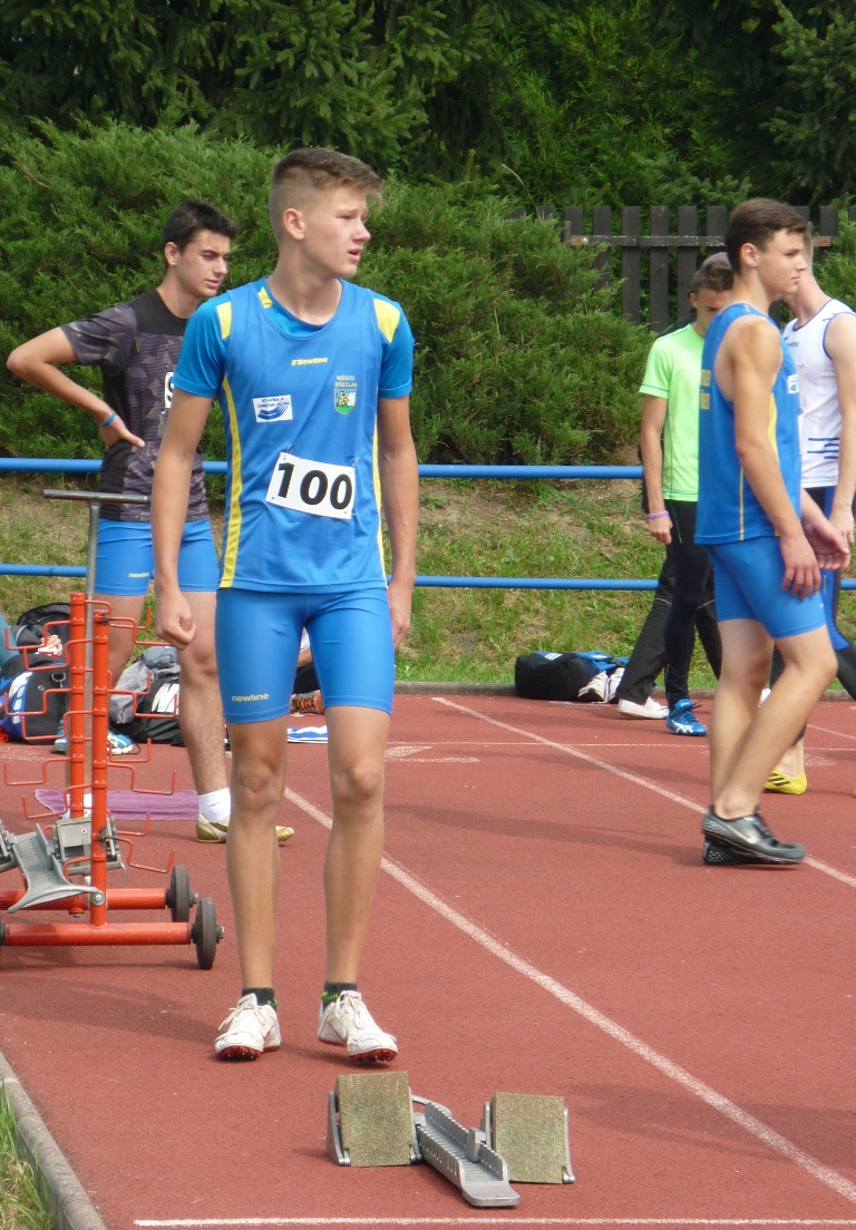 Jakub Petrjanoš před rozběhem na 100m (4. kolo I. ligy v Olomouci, 20. srpna 2016)