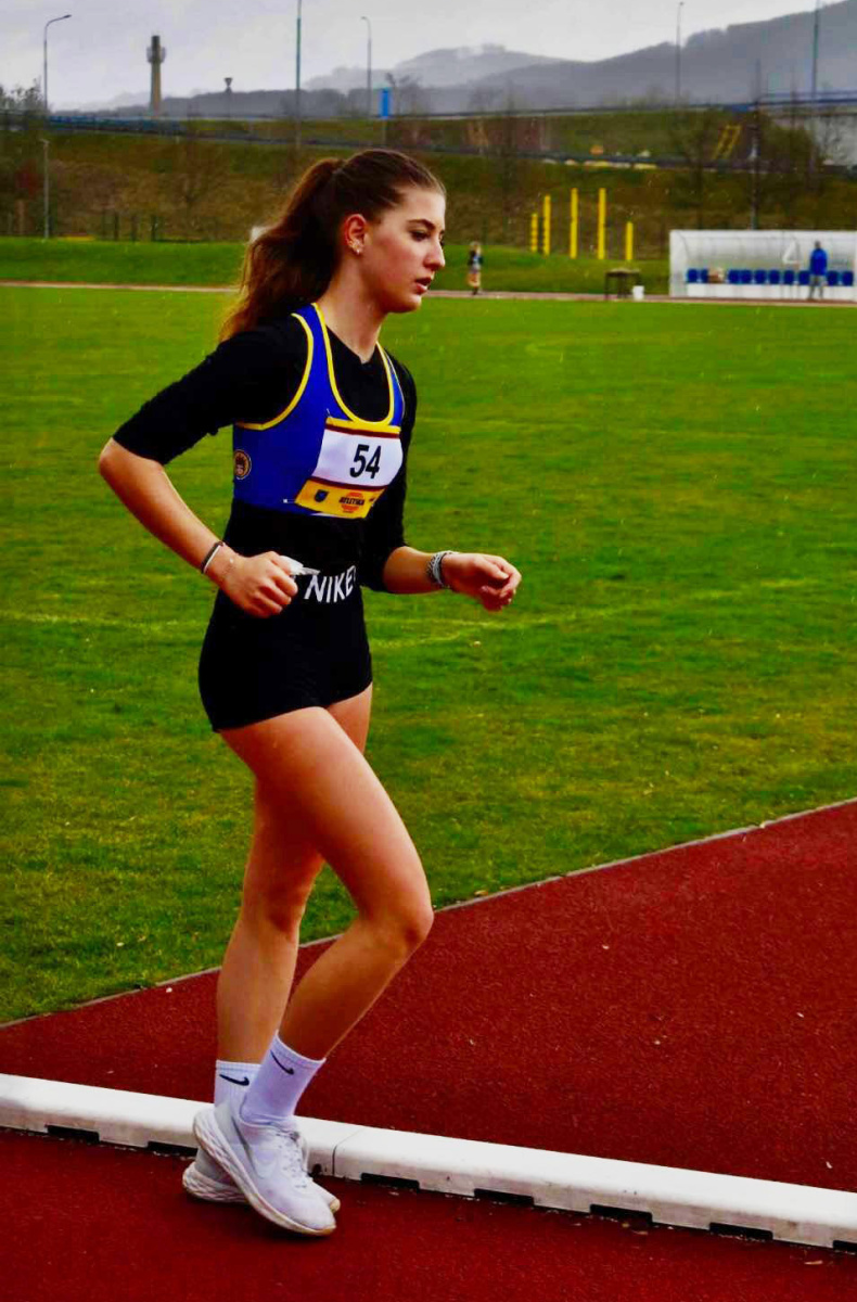 Nikola Furchová při závodu na 10000 m chůze v Holešově 1. dubna 2023.