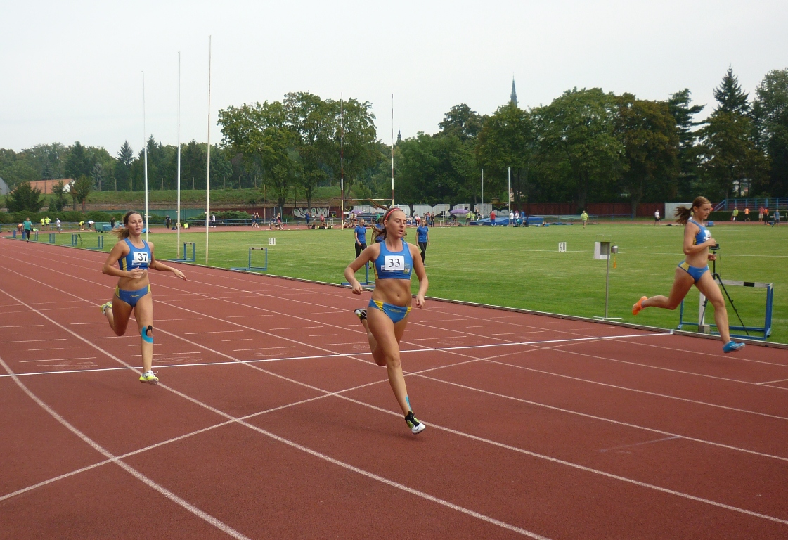 Kristýna a Jana Lánská při doběhu na 100m (4. kolo I. ligy, 20. srpna 2016)