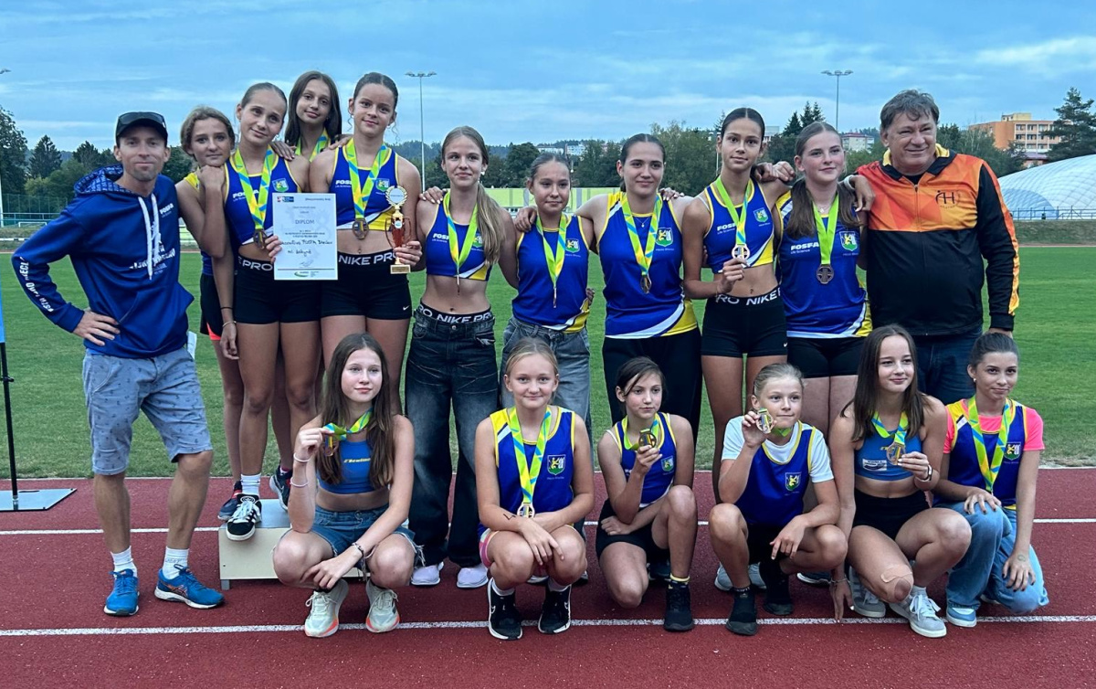 Družstvo mladších žákyň Blansko.