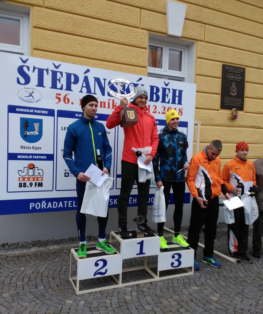 Roman Paulík na stupních vítězů závodu Štěpánský běh v Kyjově (26. prosince 2018).