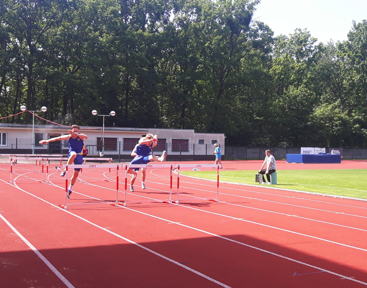 Tomáš Oberndorfer v souboji s Jakubem Petrjanošem na 110m př.