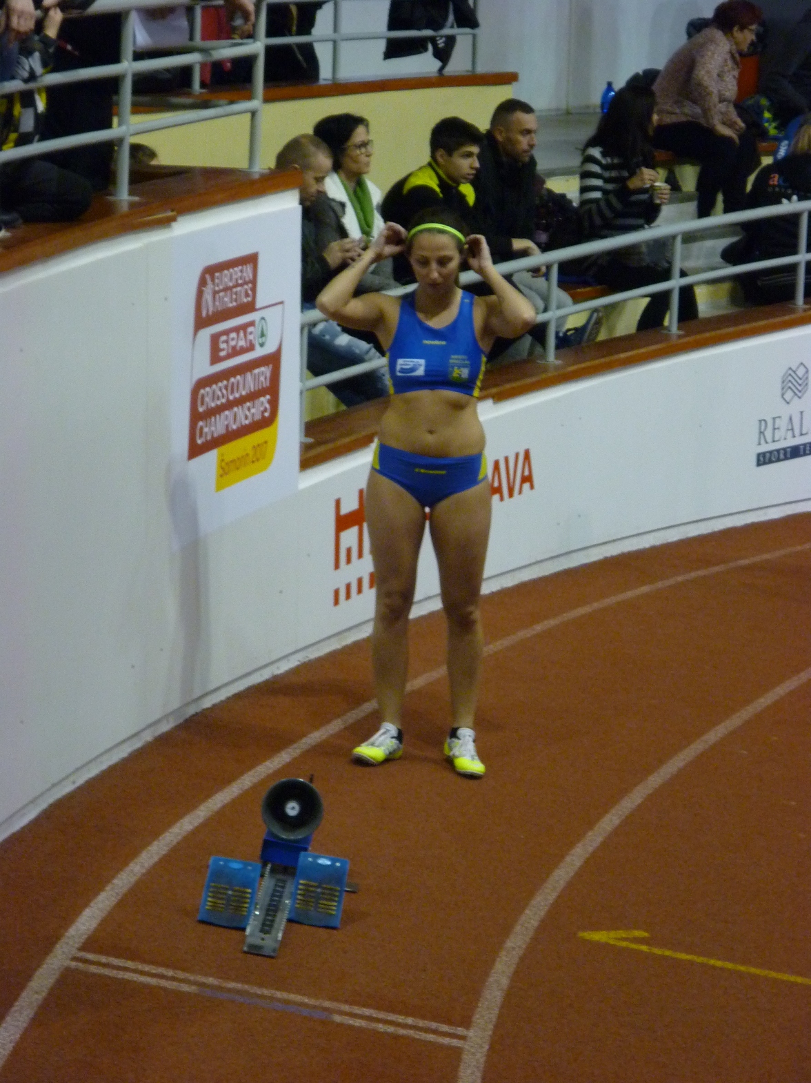 Sprinterka Jana Lánská při halových závodech v Bratislavě (před startem na 200m).