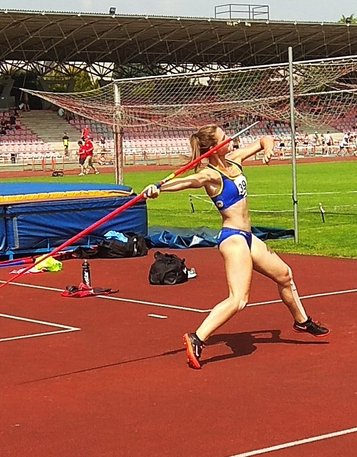 Miroslava Hanzalíková při hodu oštěpem (foceno v Třinci)