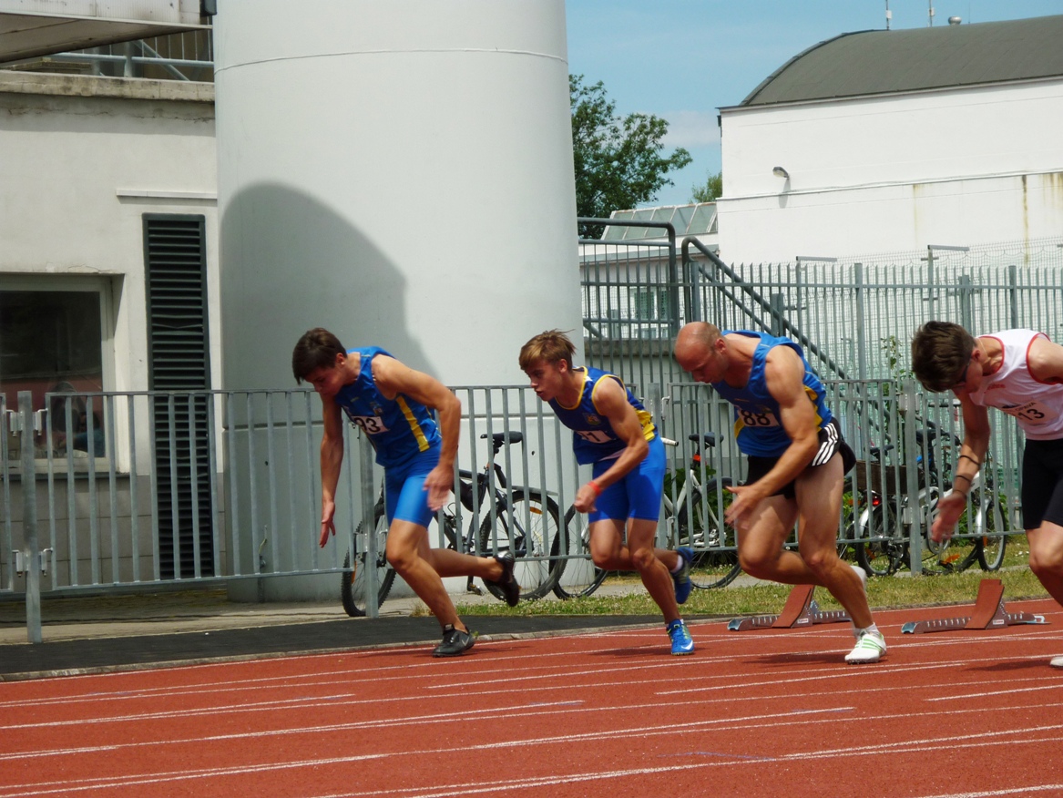 Břeclavští sprinteři při ligovém startu na 100m v Uherském Hradišti. Zleva Pavel Horčička, Tomáš Oberndorfer a Marek Ošmera.