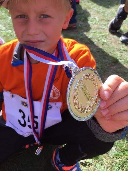 DŮLEŽITÉ!!!!!     Vzhledem k situaci budou veškeré tréninky probíhat venku, za každého počasí!   Pokud bude pršet, trénovat se bude pod tribunou.   Proto prosím! dávejte dětem oblečení dle počasí. Budeme se snažit trénink uzpůsobit počasí, aby děti neprochladly. Zároveň poprosím rodiče, aby se nezdržovali na tribuně.  Moc Vám děkujeme za pochopení