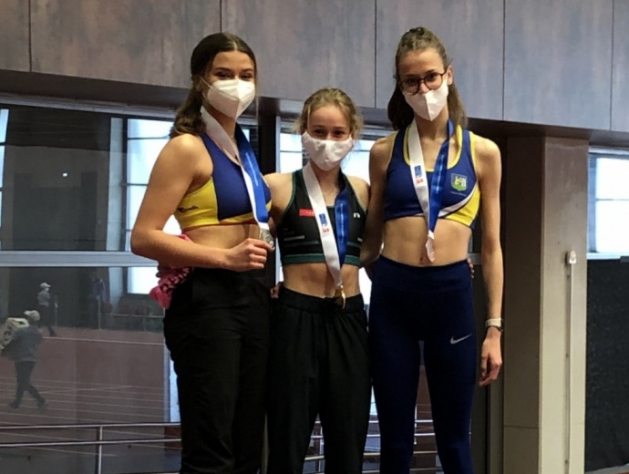 Leona Mihalíková při vyhlášení běhu na 800m (MČR dorostu a juniorů v hale - Ostrava 2021).