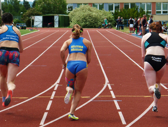 Jana Lánská při startu na 100m na Krajském přeboru v Třebíči.