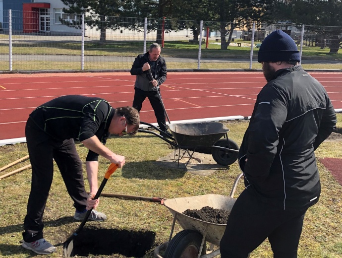 Zbyněk Herman, Bořivoj Lánský a Jaromír Hloch při hloubení základů pro novou diskařskou klec.