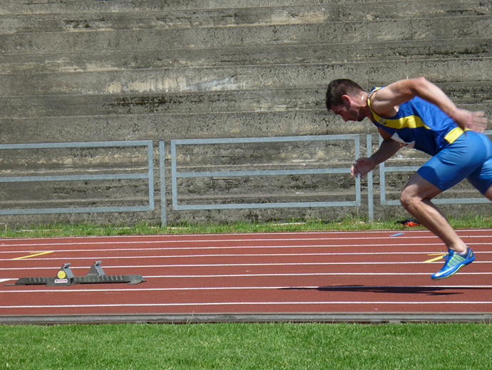 Tomáš Vymyslický alias Dwain Hammer Chambers při startu na 200m na lize v Třinci.