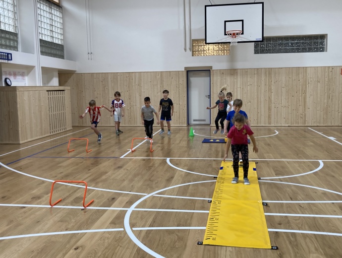 Naše trenérka Klára se zapojila do projektu Česká atletika ,,Atletika hravě ve škole,, a v průběhu minulého pondělka a pátku děti z 1.A, 2.A, 2.B vyzkoušeli atletické tréninky v hodinách TV.