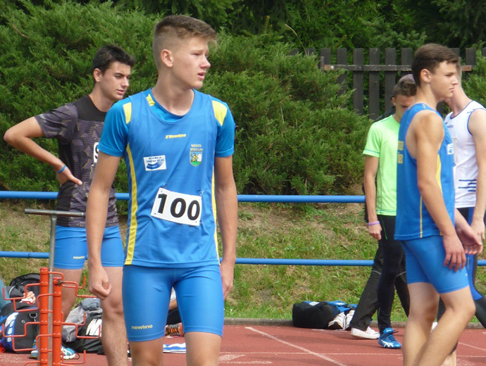 Jakub Petrjanoš před rozběhem na 100m (4. kolo I. ligy v Olomouci, 20. srpna 2016)