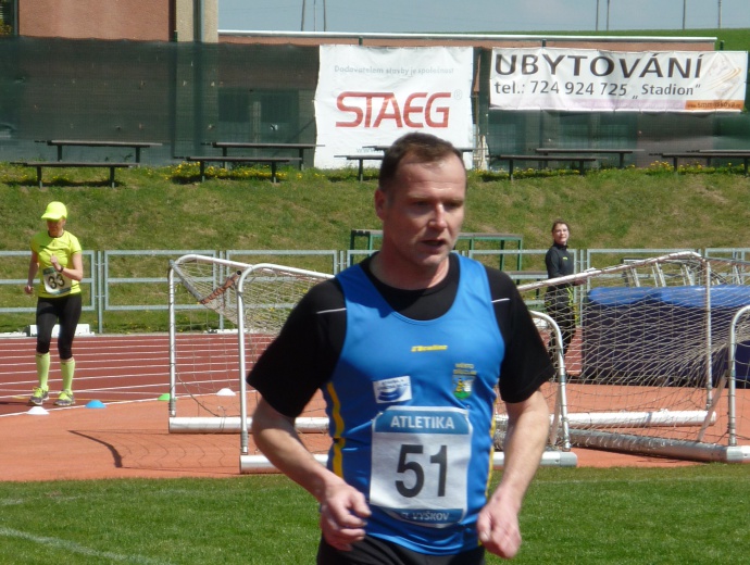 Zbyněk Herman při závodu v chůzi na 5000 m ve Vyškově (Rozchodíme Vyškov, 1. 5. 2017).