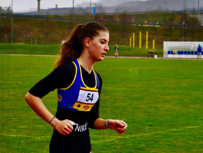 Nikola Furchová při závodu na 10000 m chůze v Holešově 1. dubna 2023.