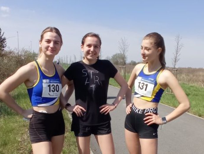 Miroslava Hanzalíková (130), Julie Baránková, Nikola Furchová (131) před závodem chůze. Praha - Satalice, 22. dubna 2023