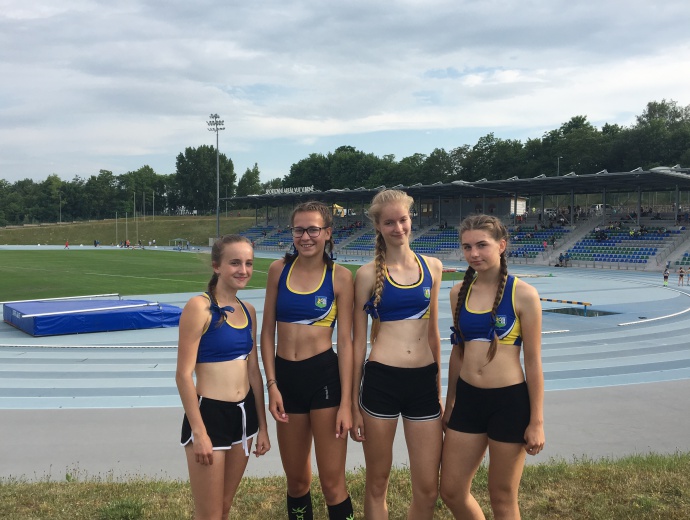 Štafeta starších žákyň na MMS v Brně. Zleva Katka Osičková, Leona Mihalíková, Viktorie Košutková a Magdalena Menšíková.