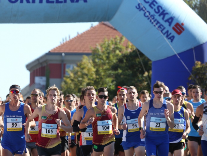 Start mistrovské kategorie, Roman Paulík vpravo s číslem 81