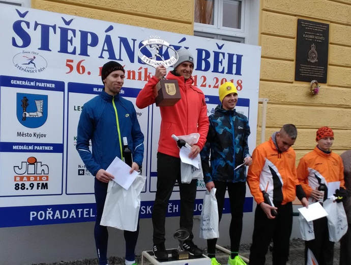 Roman Paulík na stupních vítězů závodu Štěpánský běh v Kyjově (26. prosince 2018).
