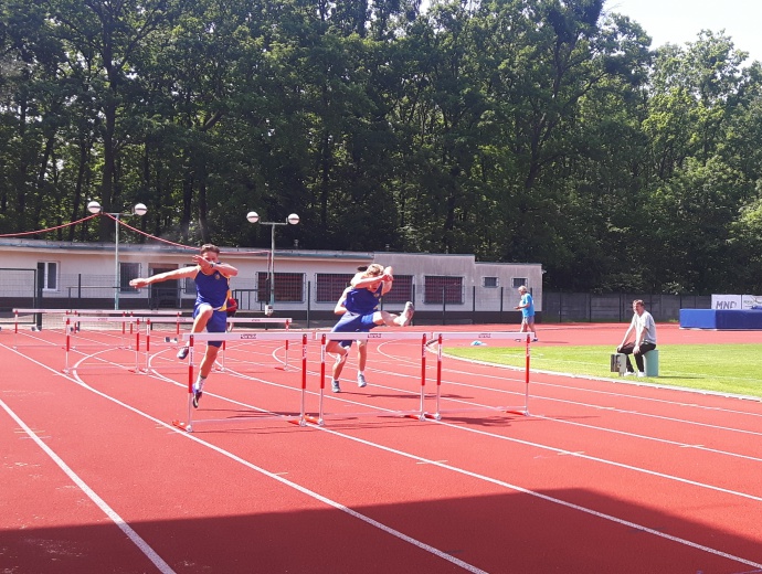 Tomáš Oberndorfer v souboji s Jakubem Petrjanošem na 110m př.
