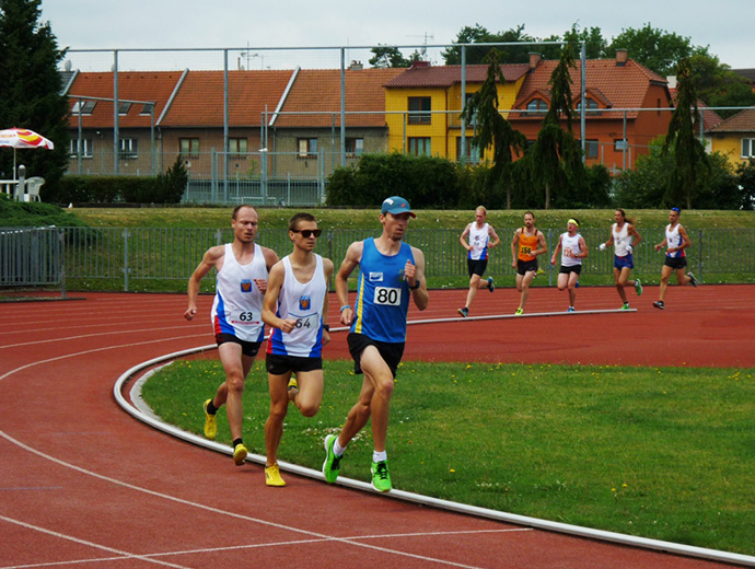 Roman Paulík při ligovém závodu na 10000m v Uherském Hradišti.