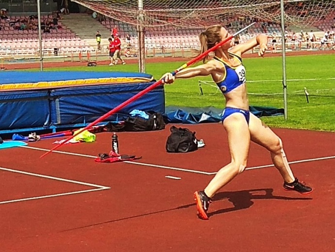 Miroslava Hanzalíková při hodu oštěpem (foceno v Třinci)