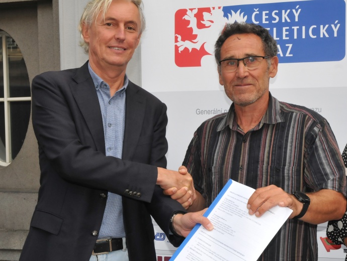 Předseda ČAS Libor Varhaník a předseda AO Loko Břeclav Zbyněk Chlumecký při podpisu smlouvy o pořádání MČR družstev 2021